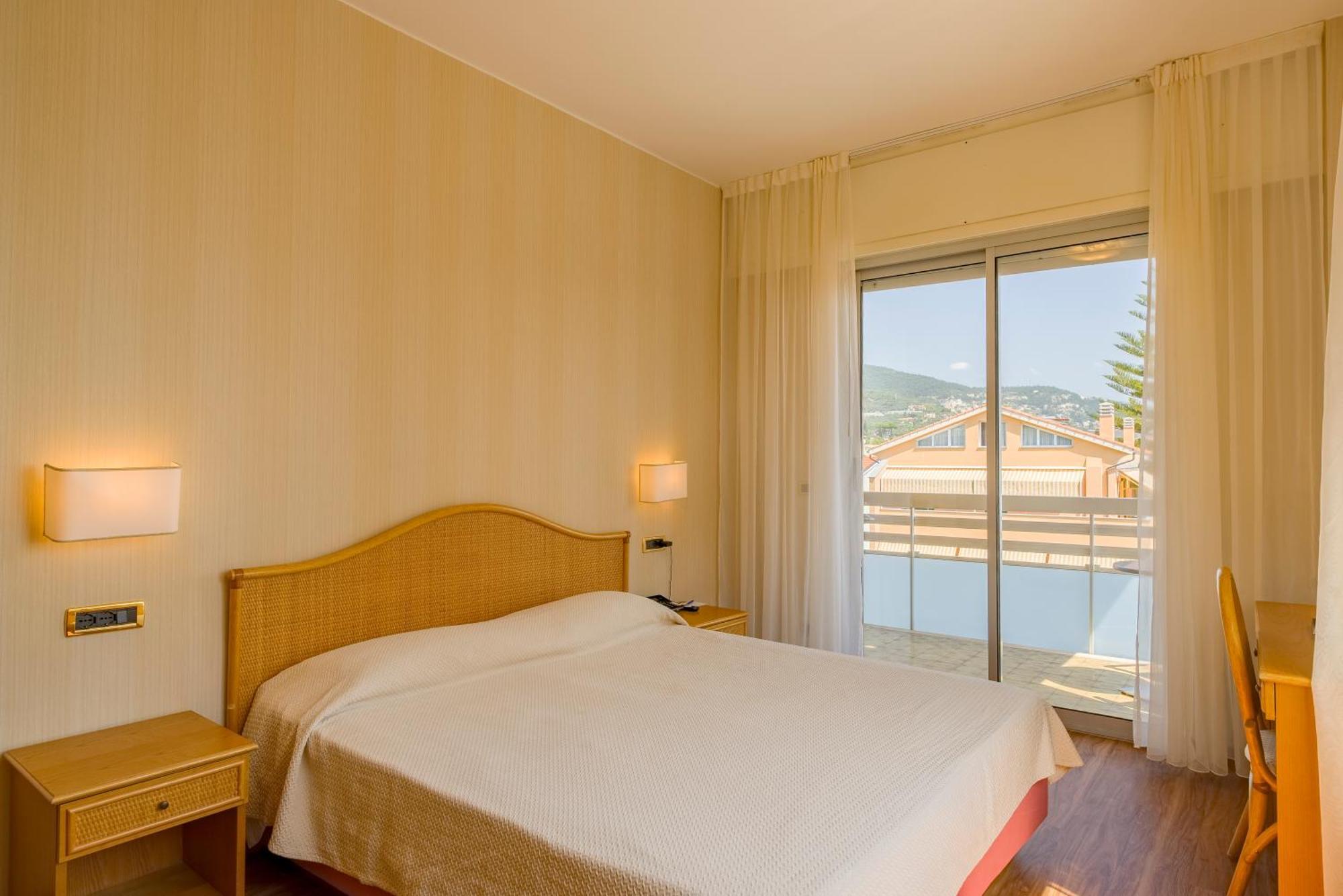 Classic Double or Twin Room Lateral Sea View,1661638184:JPEG